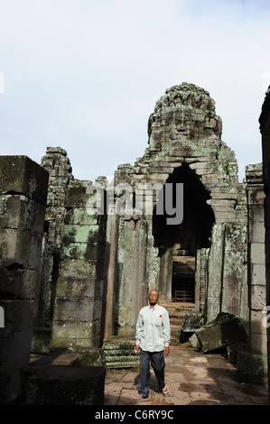 SIEM REAP, Kambodscha - 12 AUGUST: Einheimischen besucht Bayon Tempel am 12. August 2011 im Angkor Gebiet, Siem Reap, Kambodscha Stockfoto