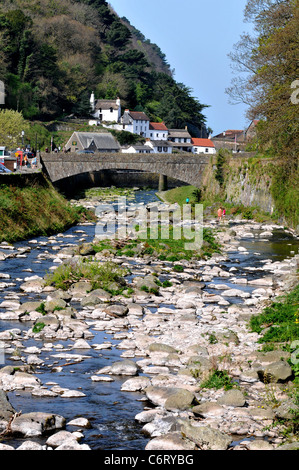 Die East Lyn Fluss und Brücke bei Lynmouth, North Devon. Großbritannien, UK Stockfoto