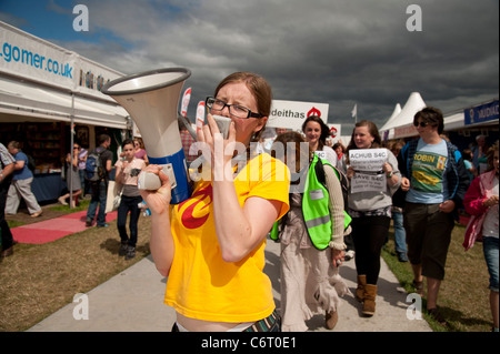 Eine Protestkundgebung von Cymdeithas Jahr Iaith Gymraeg (The Welsh Language Society] gegen die Kürzungen zu S4C am National Eisteddfod 2011 Stockfoto