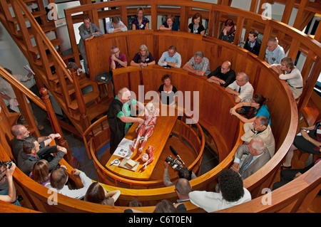 Britischer medizinische Historiker Andrew Cunningham wiederbelebt 17. Cent Anatomie Theater Museum Boerhaave Leiden Niederlande Stockfoto