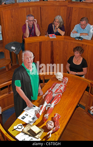 Britischer medizinische Historiker Andrew Cunningham wiederbelebt 17. Cent Anatomie Theater Museum Boerhaave Leiden Niederlande Stockfoto