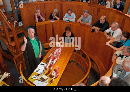 Britischer medizinische Historiker Andrew Cunningham wiederbelebt 17. Cent Anatomie Theater Museum Boerhaave Leiden Niederlande Stockfoto