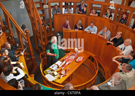 Britischer medizinische Historiker Andrew Cunningham wiederbelebt 17. Cent Anatomie Theater Museum Boerhaave Leiden Niederlande Stockfoto