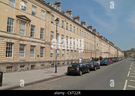 Blick entlang großer Pulteney Street, entworfen von dem Architekten Thomas Baldwin und fertiggestellt im Jahre 1789, Bad, Avon, Vereinigtes Königreich. Stockfoto