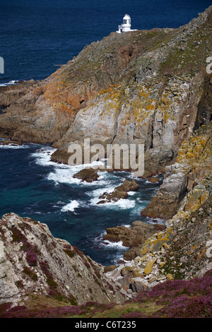 Schroffen Westküste mit der Oberseite des North Light Leuchtturm auf Lundy Island, Devon, England, UK im August Stockfoto