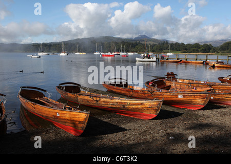 [Ruderboote] und [Segelyachten] in Morgensonne auf [Lake Windermere] in Bowness-on-Windermere in der englischen [Lake District] Stockfoto