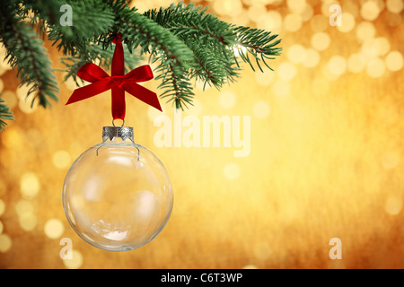 Glas Weihnachtskugel Tannenzweigen mit festlichen Hintergrund hängen. Stockfoto