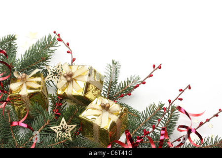 Weihnachts-Geschenk-Boxen und Tannenzweigen auf weißem Hintergrund Stockfoto