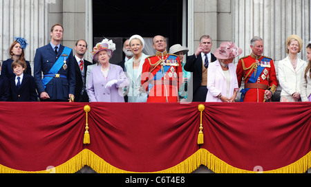 Prinzessin Eugenie, Prinz William, Königin Elizabeth II, Herzogin von Cornwall und Prinz Charles Trooping The Colour zu feiern Stockfoto