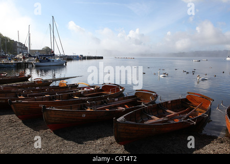 [Ruderboote] und [Segelyachten] in Morgensonne auf [Lake Windermere] in Bowness-on-Windermere in der englischen [Lake District] Stockfoto