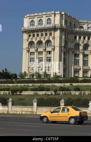 Gelbes Taxi vor dem House of Parliament, Bukarest, Rumänien. Stockfoto