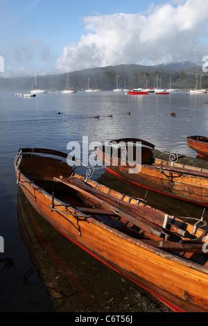 [Ruderboote] und [Segelyachten] in Morgensonne auf [Lake Windermere] in Bowness-on-Windermere in der englischen [Lake District] Stockfoto