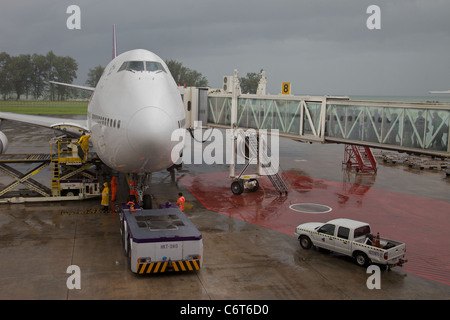 Queing Passagiere zu Fuß unterwegs zu einem Thai Airways 747 am Flughafen Phuket an Bord Stockfoto