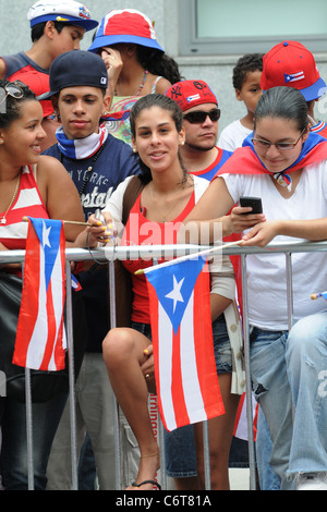 Atmosphäre 53. jährlichen Puerto Rican Day Parade New York City, USA - 13.06.10 Ivan Nikolov Stockfoto