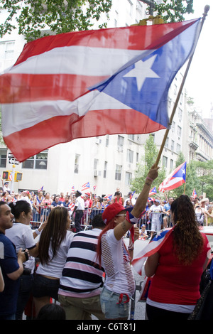 Atmosphäre 53. jährlichen Puerto Rican Day Parade New York City, USA - 13.06.10 Ivan Nikolov Stockfoto