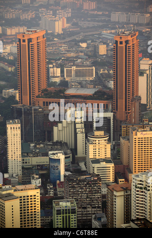 Blick auf Stadtbild und Times Square Gebäude vom Menara KL Tower. Kuala Lumpur, Malaysia, Südostasien, Asien Stockfoto