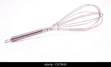 Küche-Schneebesen isoliert auf weiss mit einem Beschneidungspfad Stockfoto