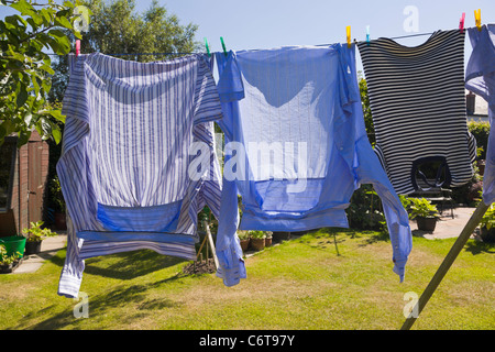 Waschmaschine, Wäscheleine hängen Stockfoto