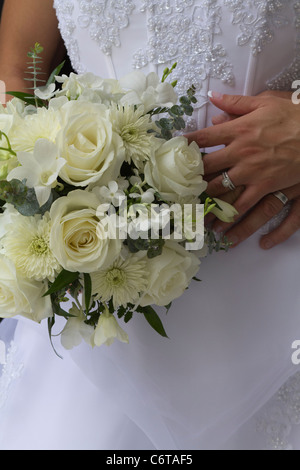 Amerikanische junge Paarbraut mit Bräutigam-Händen mit Eheringen und Strauß weißer Rosen sehr hohe Auflösung in Ohio USA vertikale Hochauflösung in den USA Stockfoto