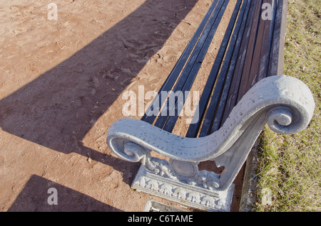 Vintage Bank im Stadtpark und Schatten Stockfoto
