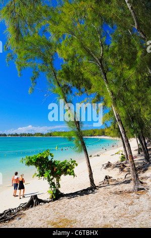 Langen und feinsandigen Strand von Mon Choisy, Pamplemousses, Mauritius. Stockfoto