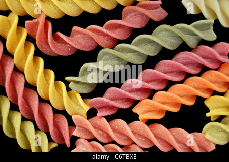 Multi farbige italienische Fusilli Nudeln auf schwarzem Hintergrund. Kreative Küche. Stockfoto