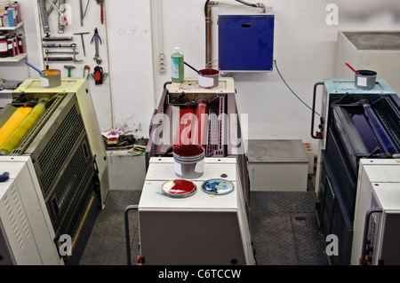 Druckmaschine Produktionslinie mit Cmyk-Farben. Rote, blaue und gelbe Tinte. Stockfoto