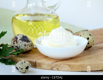 Mayonnaise mit Zutaten, Eiern Wachtel Olivenöl Stockfoto