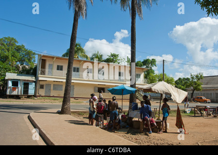 Madagaskar, Markt Menschen in der Straße Hell Ville Stadt, Insel Nosy Be, Geographie-Afrika. Stockfoto