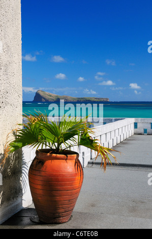 Blick in Richtung Insel Coin de Mire vom Hotelbalkon in Cap Malheureux, Riviere Du Rempart, Mauritius. Stockfoto