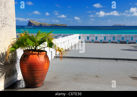 Blick in Richtung Insel Coin de Mire vom Hotelbalkon in Cap Malheureux, Riviere Du Rempart, Mauritius. Stockfoto