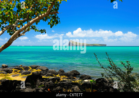 Blick in Richtung Insel Coin de Mire vom Ufer in Cap Malheureux, Riviere Du Rempart, Mauritius. Stockfoto