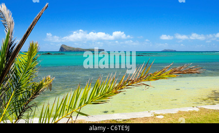 Blick in Richtung Insel Coin de Mire vom Ufer in Cap Malheureux, Riviere Du Rempart, Mauritius. Stockfoto