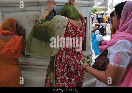 Frau in der Golden Tempel Komplex zu beten. Stockfoto