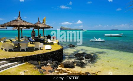 Blick vom Hotel in Richtung Insel Coin de Mire vom Ufer in Cap Malheureux, Riviere Du Rempart, Mauritius. Stockfoto