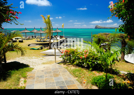 Blick vom Hotel in Richtung Insel Coin de Mire vom Ufer in Cap Malheureux, Riviere Du Rempart, Mauritius. Stockfoto