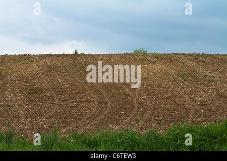 Frisch gepflügte und bearbeitete Flächen in der ländlichen Landschaft des Frühlings inspirierten landwirtschaftliche Landbilder Niemand in Michigan, USA, USA, horizontale Hochauflösung Stockfoto