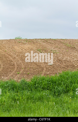 Frisch gepflügte und bearbeitete Flächen in der ländlichen Landschaft des Frühlings inspirierten landwirtschaftliche Landbilder Niemand in Michigan USA vertikale Hochauflösung in den USA Stockfoto