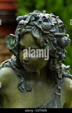 Skulpturenfigur einer Frau, die in einem Garten steht Niemand Statue nah am weiblichen Kopf niemand vertikal verschwommen Hintergrund vertikal niemand Hi-res Stockfoto