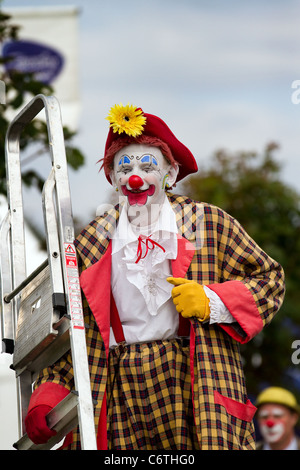 Lustiger, Comic, Entertainer Red Nose professionelle Clowns 'Sunny & Rainbow Clown in kariertem Anzug. Die Southport Flower Show. Stockfoto