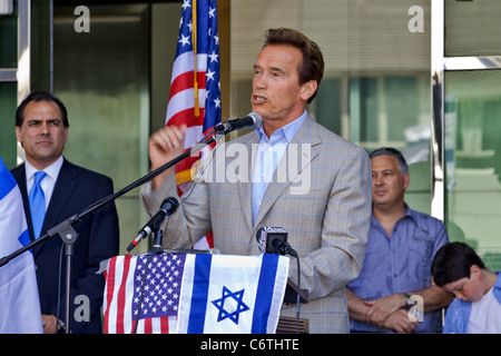 Israelische Generalkonsul Jacob Dayan und Gouverneur Arnold Schwarzenegger am Telefon mit Noam Shalit, Gilad Vater (Gilad Stockfoto