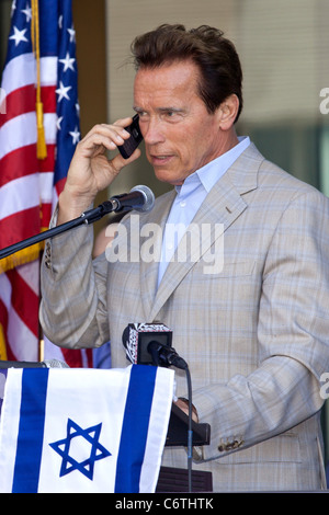 Gouverneur Arnold Schwarzenegger am Telefon mit Noam Shalit, Gilad Vater (Gilad ist ein israelischer Soldat entführt wurde Stockfoto