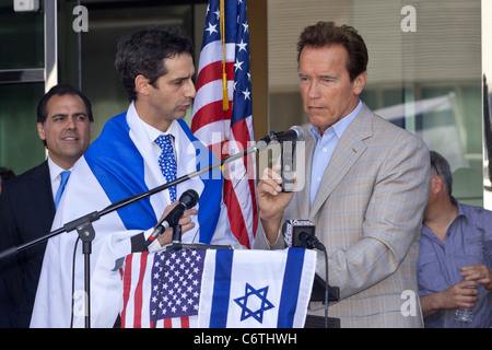 Israelische Generalkonsul Jacob Dayan und Gouverneur Arnold Schwarzenegger am Telefon mit Noam Shalit, Gilad Vater (Gilad Stockfoto