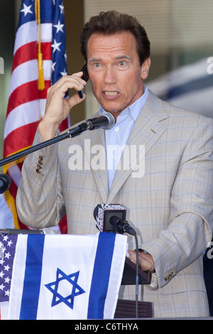 Gouverneur Arnold Schwarzenegger am Telefon mit Noam Shalit, Gilad Vater (Gilad ist ein israelischer Soldat entführt wurde Stockfoto