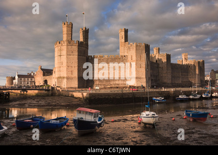 Edward 1 13. Jahrhundert Caernarfon Castle über Afon Seiont Flussmündung bei Ebbe in Abend gesehen. Gwynedd Caernarfon North Wales UK Großbritannien Stockfoto