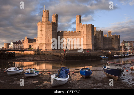 Caernarfon Gwynedd Nordwales UK. Edward 1. 13. Jahrhundert Schloss über Afon Seiont Flussmündung bei Ebbe am Abend Stockfoto