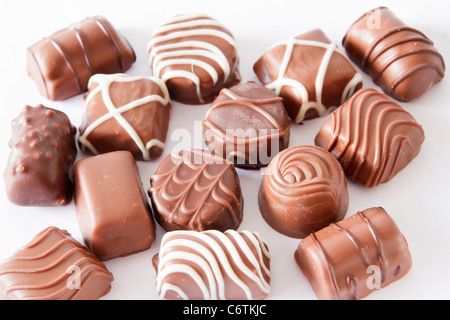 gemischte Pralinen, isoliert auf weiss Stockfoto