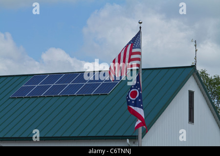 Das Big House im Malabar Farm State Park in Ohio USA US-Solarmodul auf einer Dachfarm mit US-Flagge auf einem Mast Niedrigwinkelfotos stellen horizontale Hochauflösung dar Stockfoto