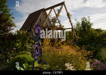 Ein Holz aus Holz nachhaltig modernes Gartenbüro, das von zu Hause aus in einem Waldgarten für Wildtiere arbeitet. Großbritannien - Stockfoto