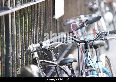 Fahrräder gelehnt Metallgeländer in zentralen Cambridge, UK. Stockfoto